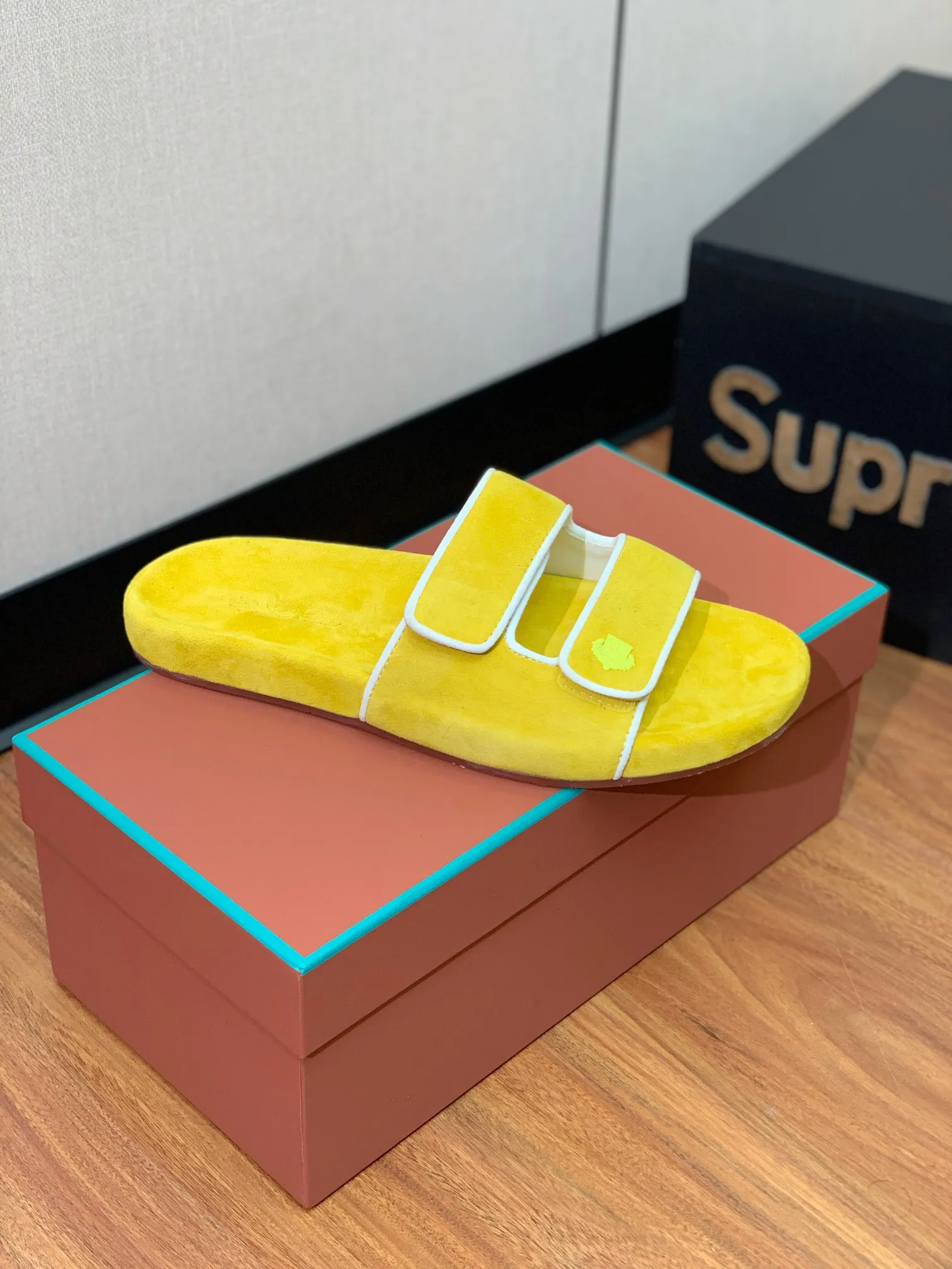 【LP】P:600💰 Size: 39-46 (45.46 can be customized) 【Loro Piana】LP men's slippers. Italian top cashmere is retro, elegant, low-key and luxurious. Both fashionable and practical, the leather is still of the highest quality in the entire network. The upper is silky and smooth. Wear-resistant and highly elastic beef tendon bottom.